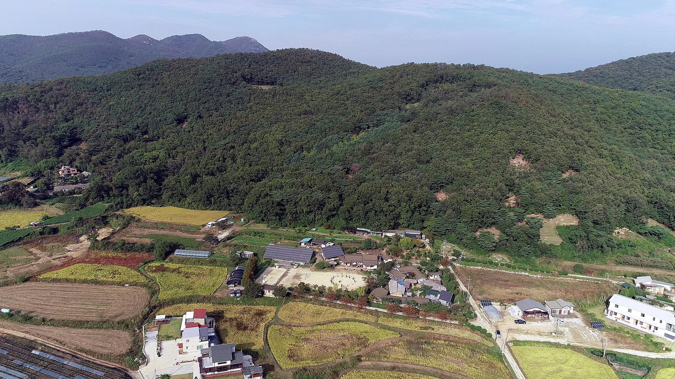 산과 들 사이에 자리한 산마을고등학교 전경