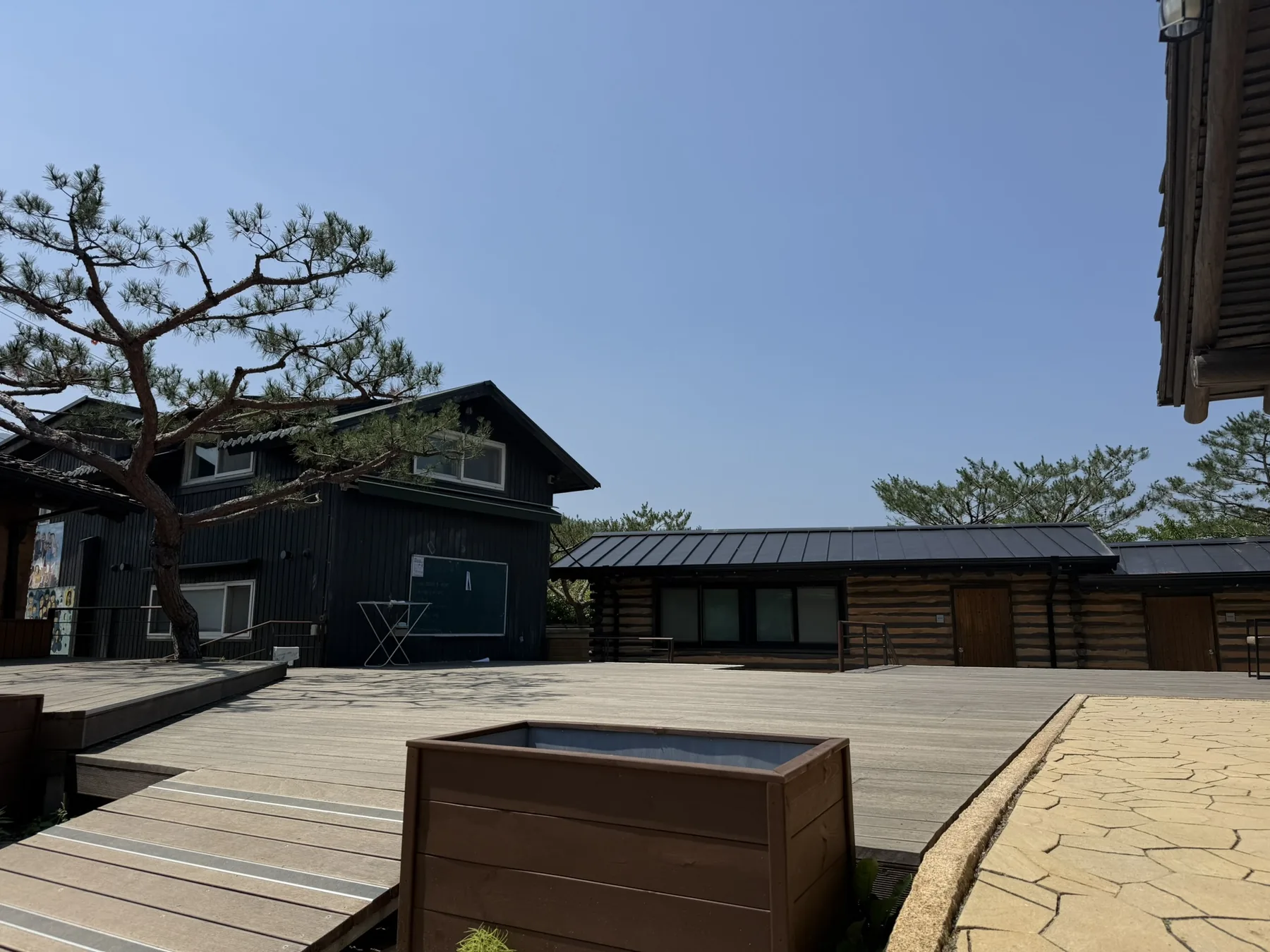나무 건물이 뜰을 둘러싼 산마을고등학교 교정