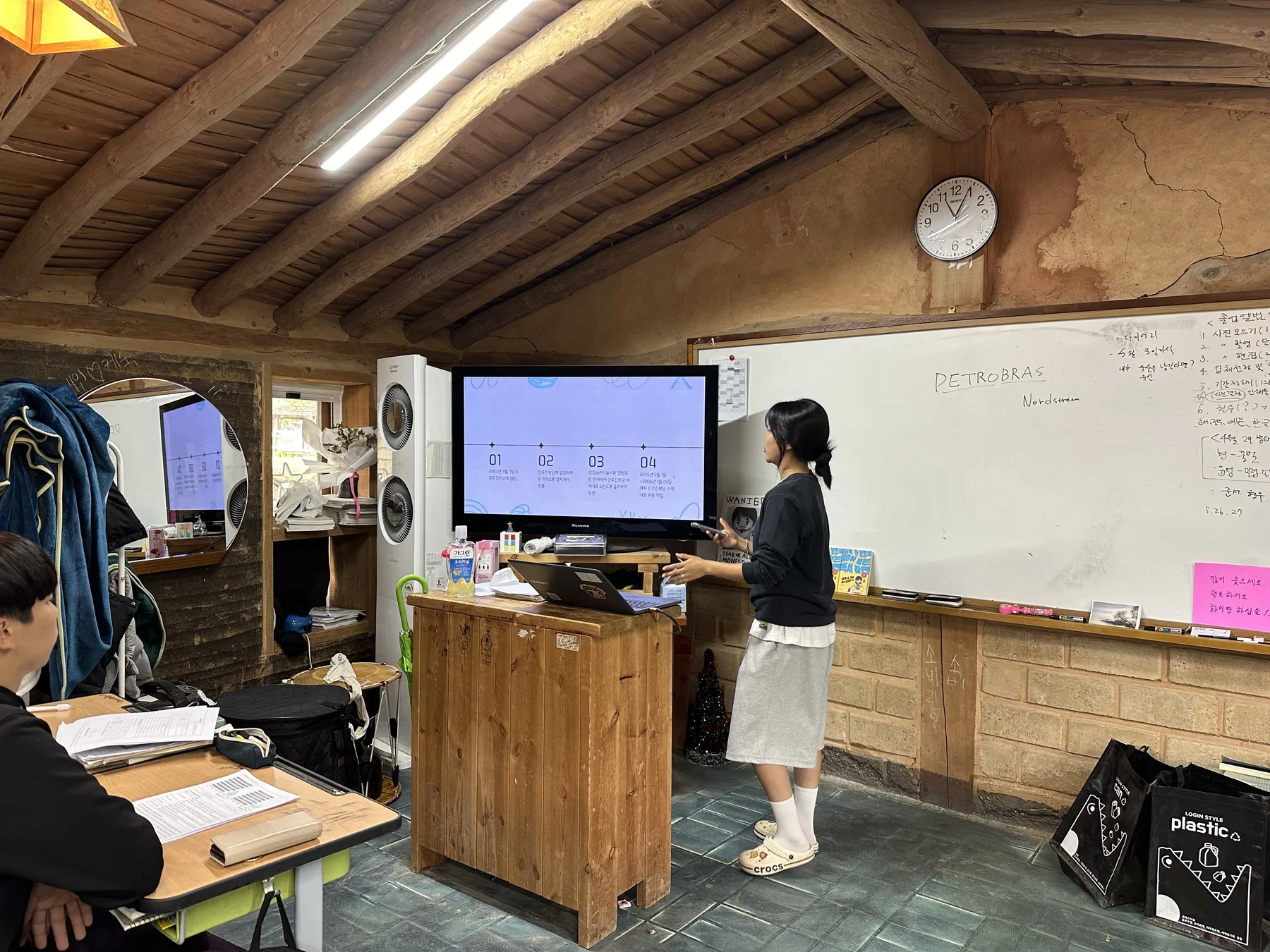 황토 교실에서 학생이 발표하는 수업 장면