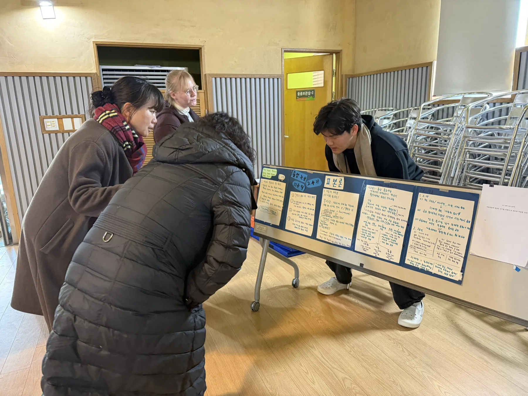 졸업논문 발표 박람회 부스에서 연구 내용을 설명하는 학생들