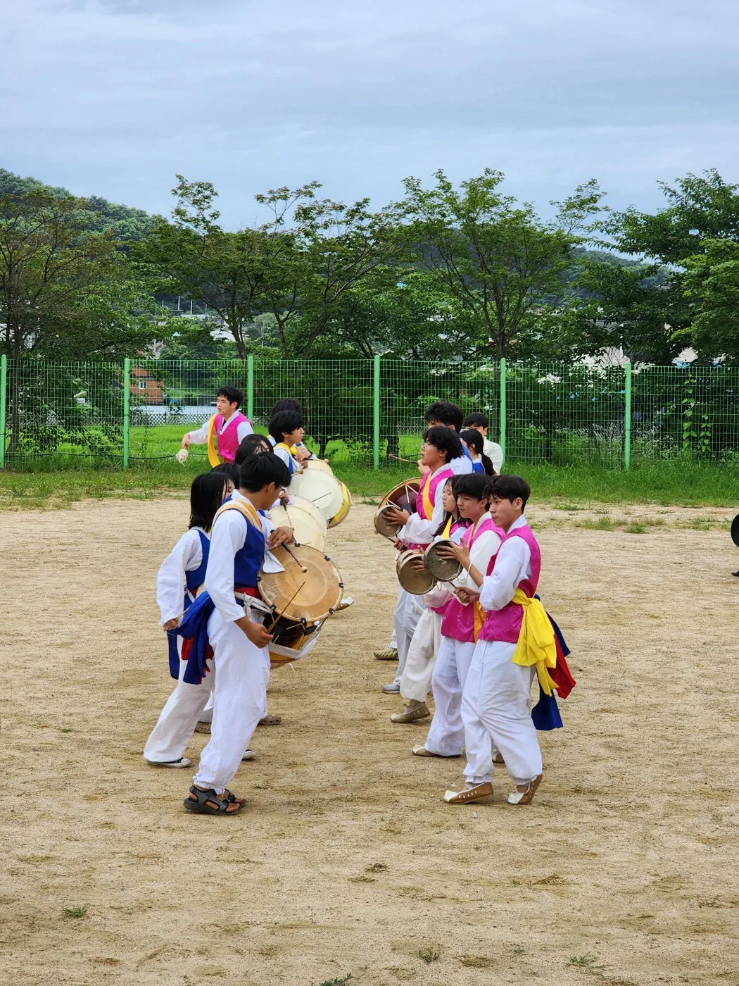 운동장에서 풍물 공연을 펼치는 학생들