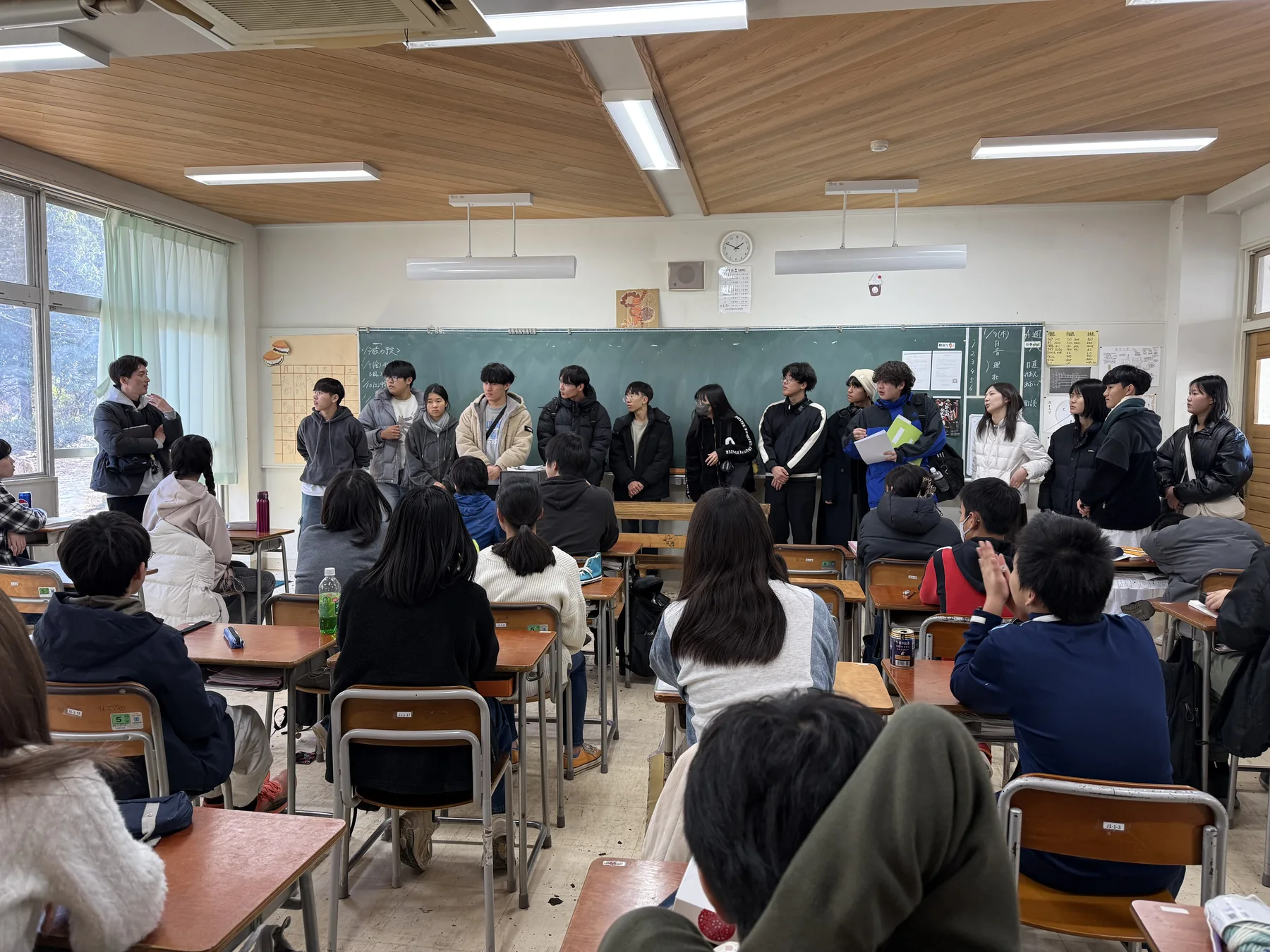 일본 지유노모리 학교 교실에서 학생들과 인사하는 산마을 학생들